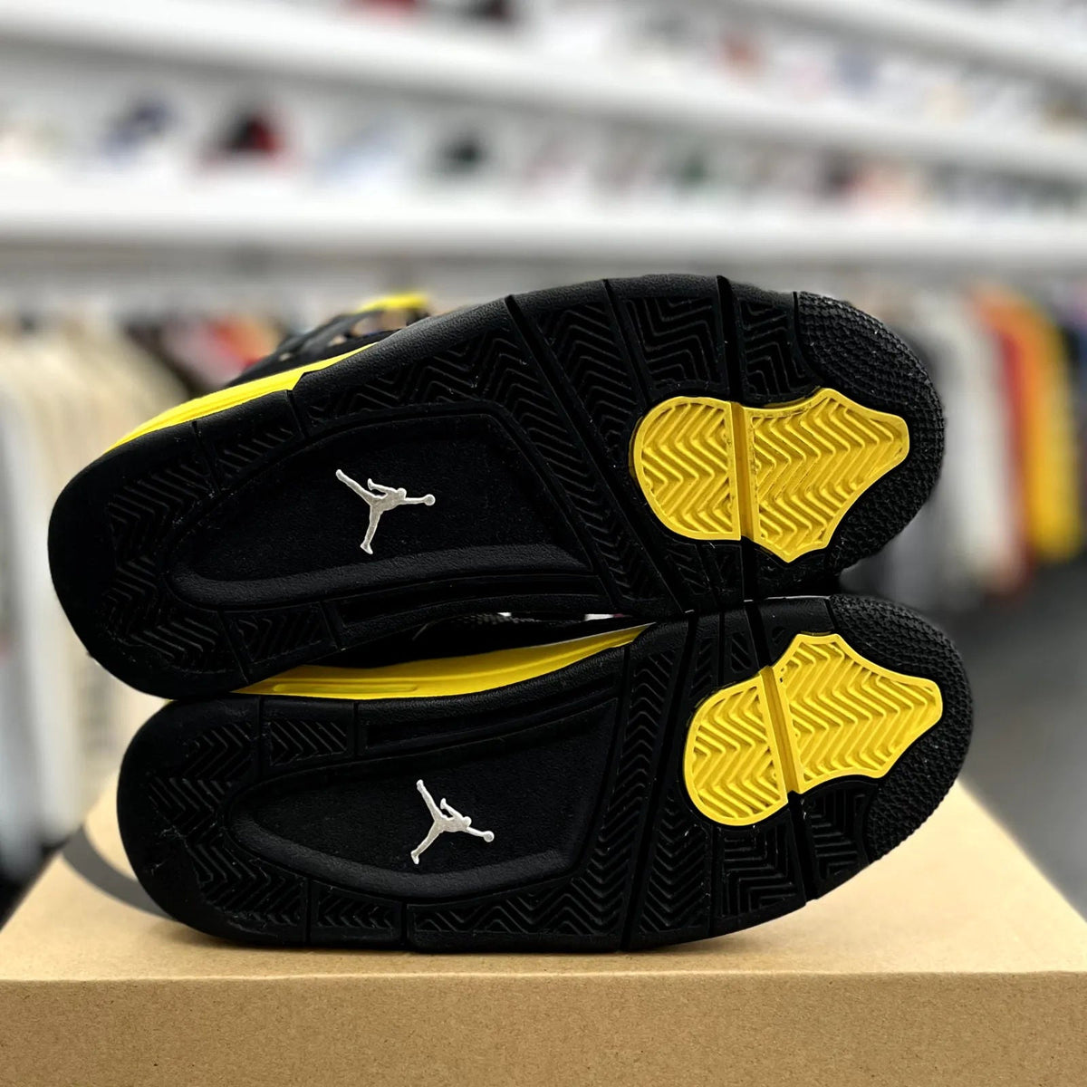 Jordan 4 Retro Thunder (2023) (GS) - Preowned
