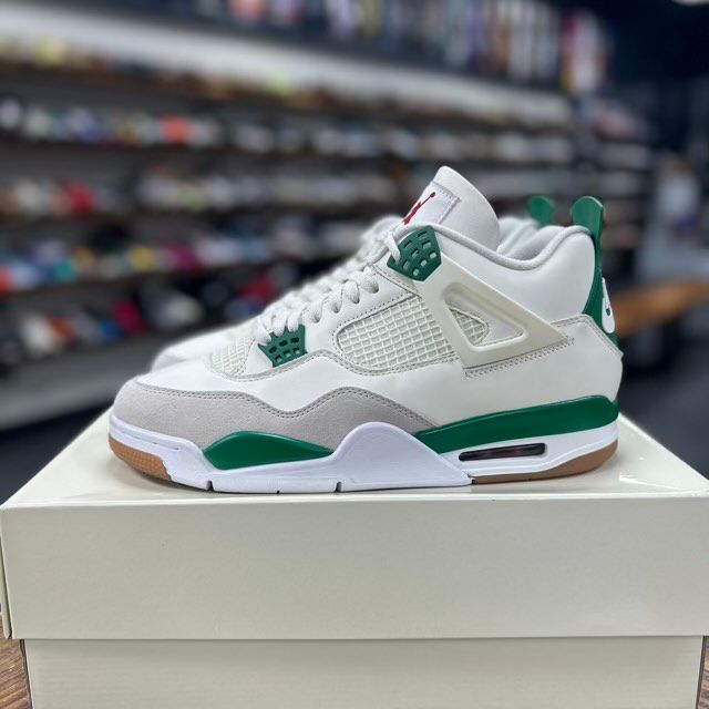 Jordan 4 Retro SB Pine Green - Preowned