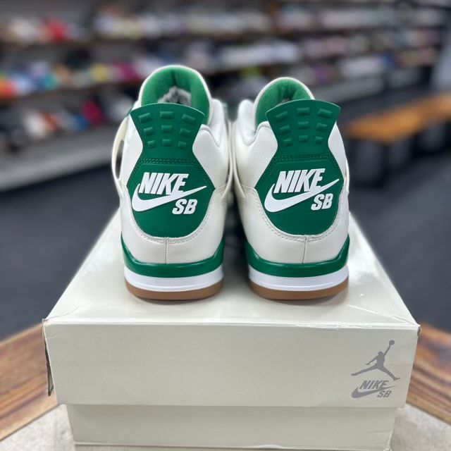 Jordan 4 Retro SB Pine Green - Preowned