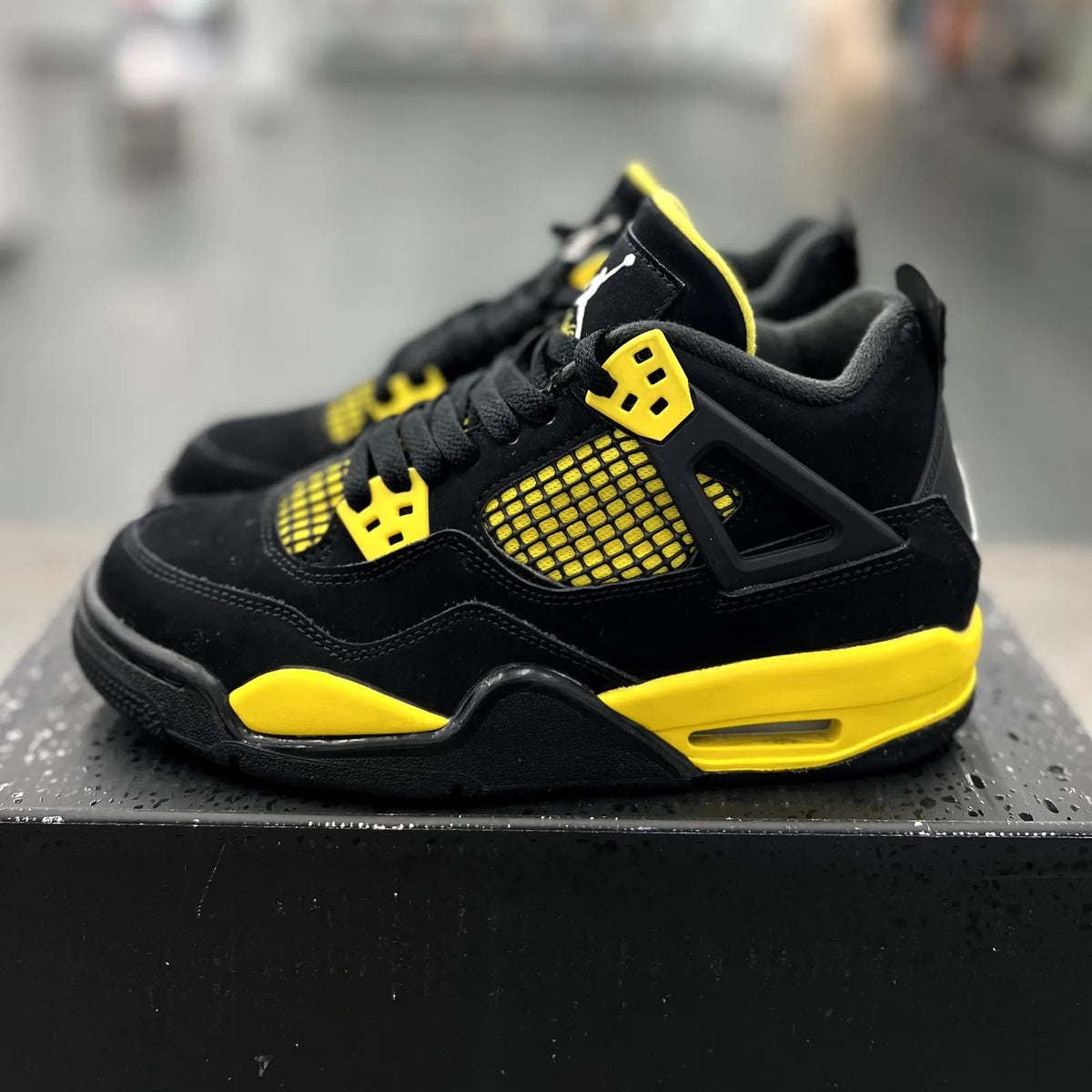 Jordan 4 Retro Thunder (2023) (GS) - Preowned