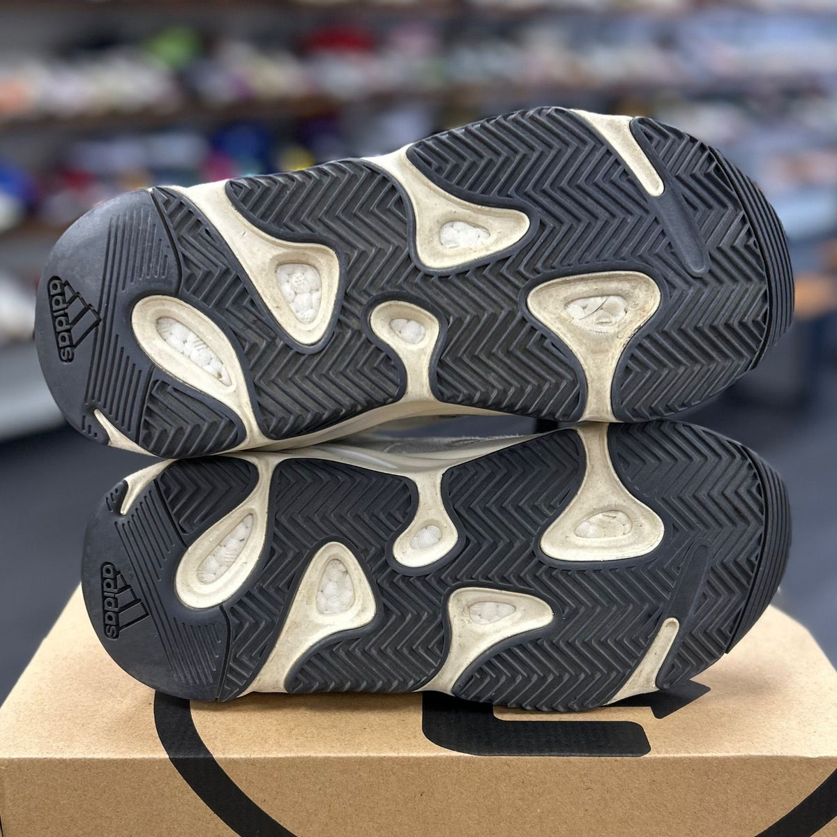 adidas Yeezy Boost 700 Analog - Preowned