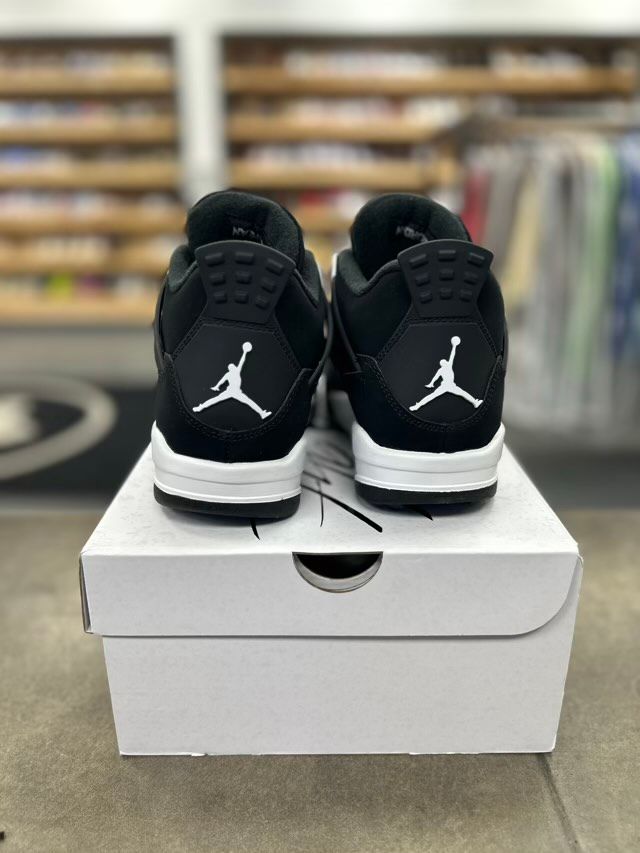 Jordan 4 Retro White Thunder (GS) - Preowned