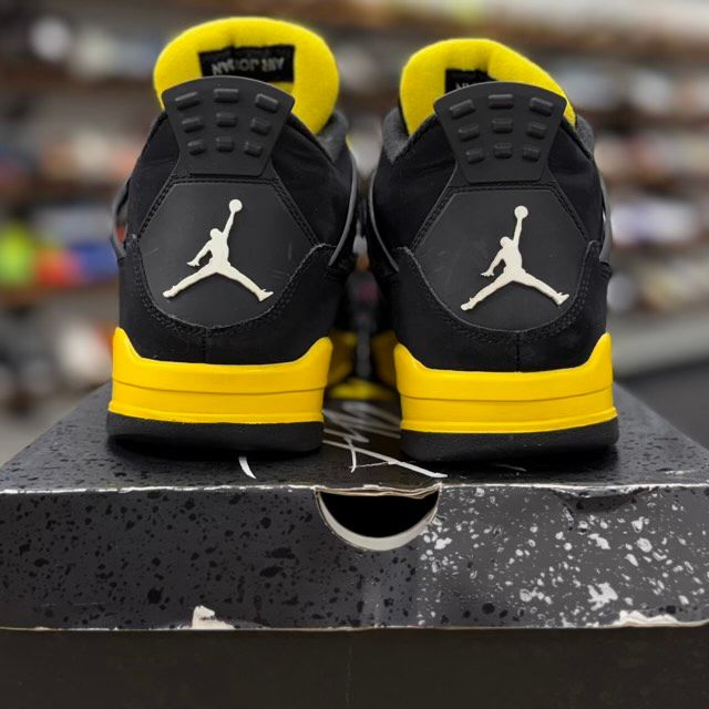 Jordan 4 Retro Thunder (2023) - Preowned