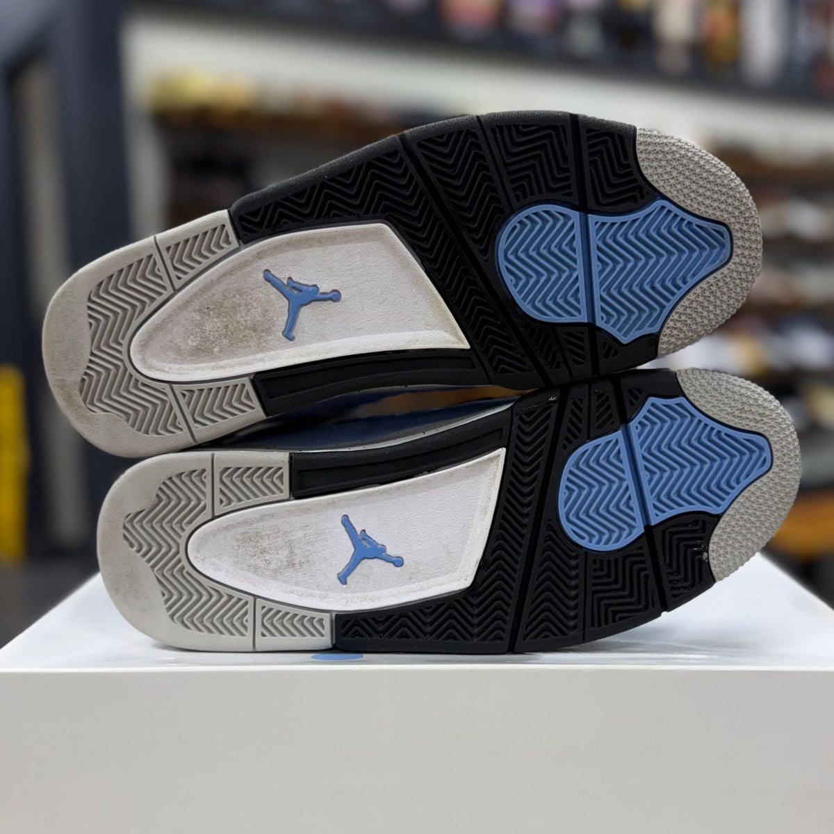 Jordan 4 Retro University Blue - Preowned