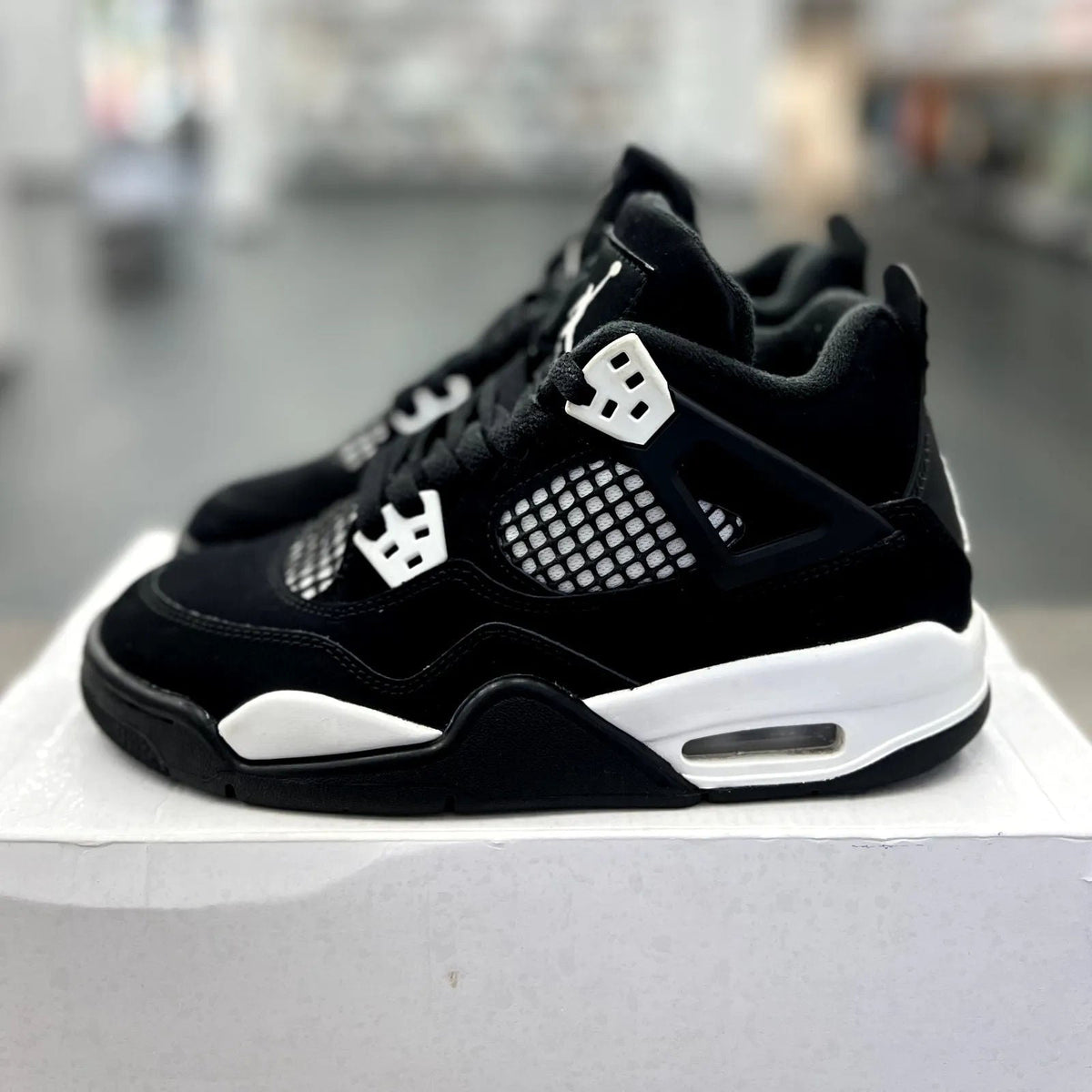 Jordan 4 Retro White Thunder (GS) - Preowned