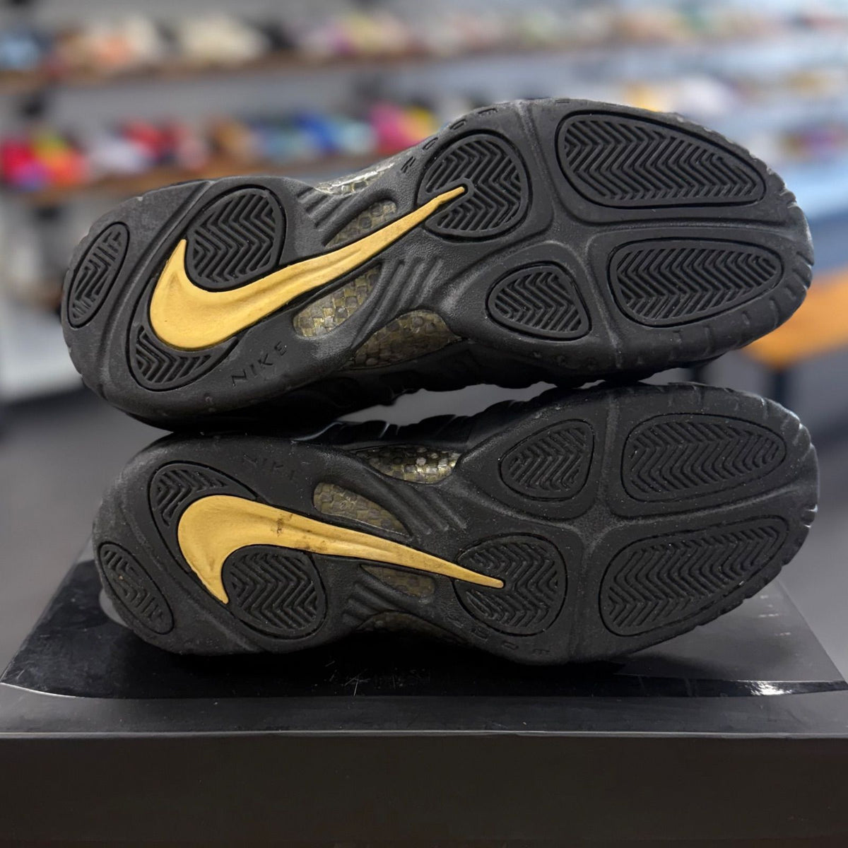 Nike Air Foamposite Pro Black Metallic Gold - Preowned