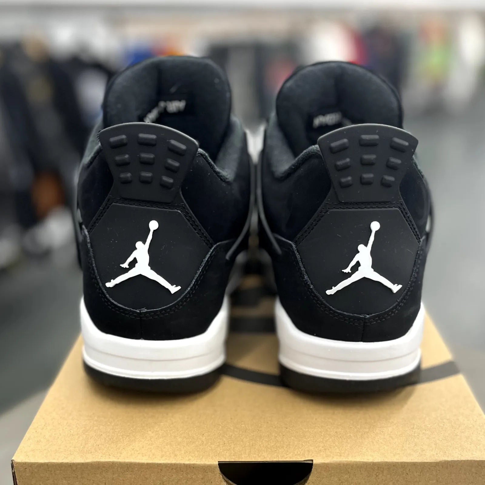 Jordan 4 Retro White Thunder - Preowned