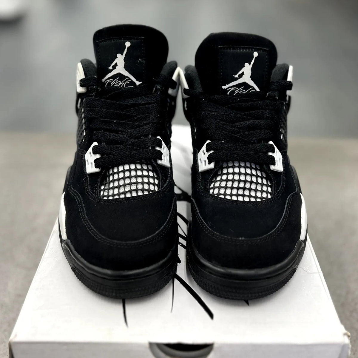 Jordan 4 Retro White Thunder (GS) - Preowned
