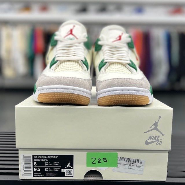 Jordan 4 Retro SB Pine Green - Preowned