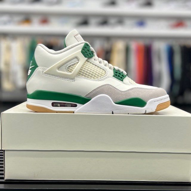 Jordan 4 Retro SB Pine Green - Preowned