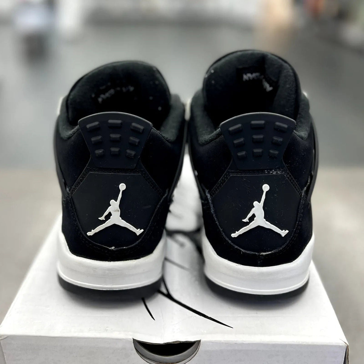 Jordan 4 Retro White Thunder (GS) - Preowned