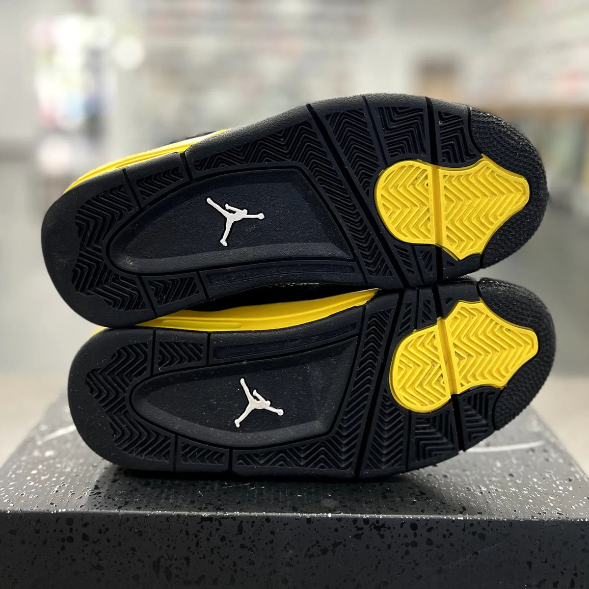 Jordan 4 Retro Thunder (2023) (GS) - Preowned