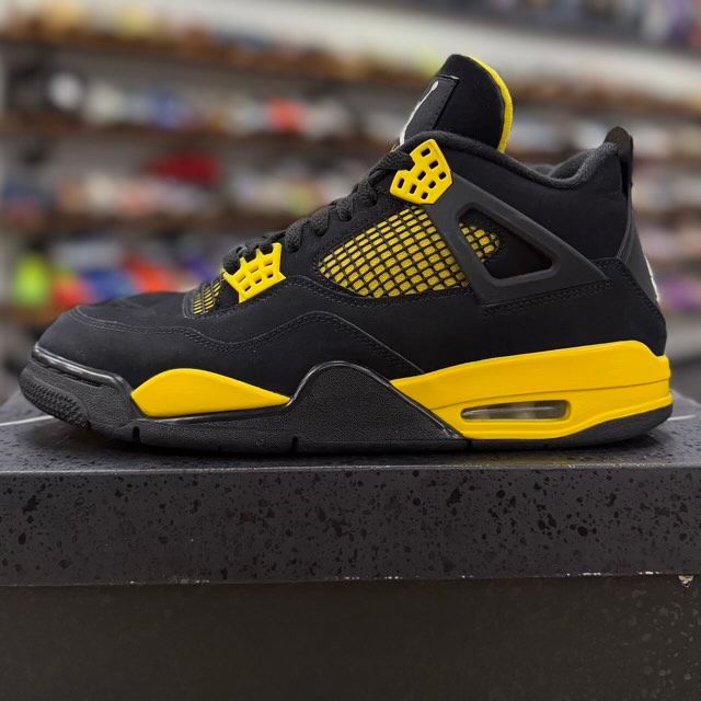 Jordan 4 Retro Thunder (2023) - Preowned