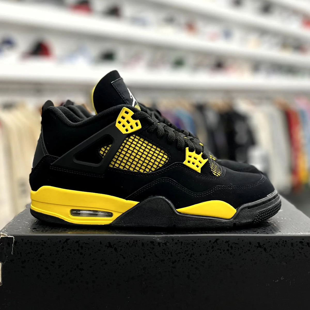 Jordan 4 Retro Thunder (2023) - Preowned