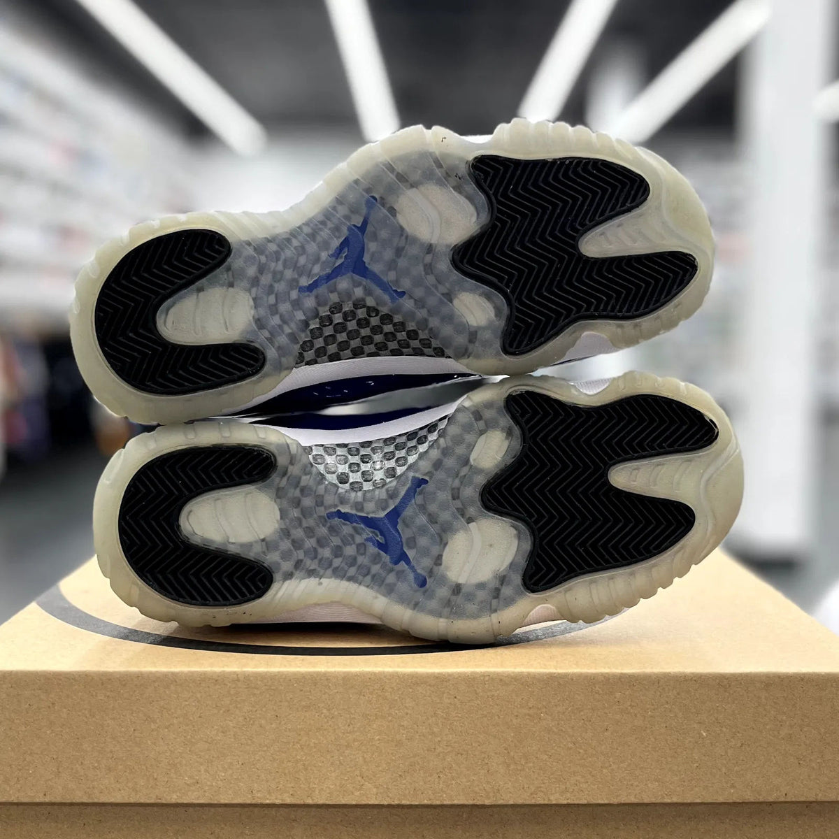 Jordan 11 Retro Low White Concord (Women's) - Preowned