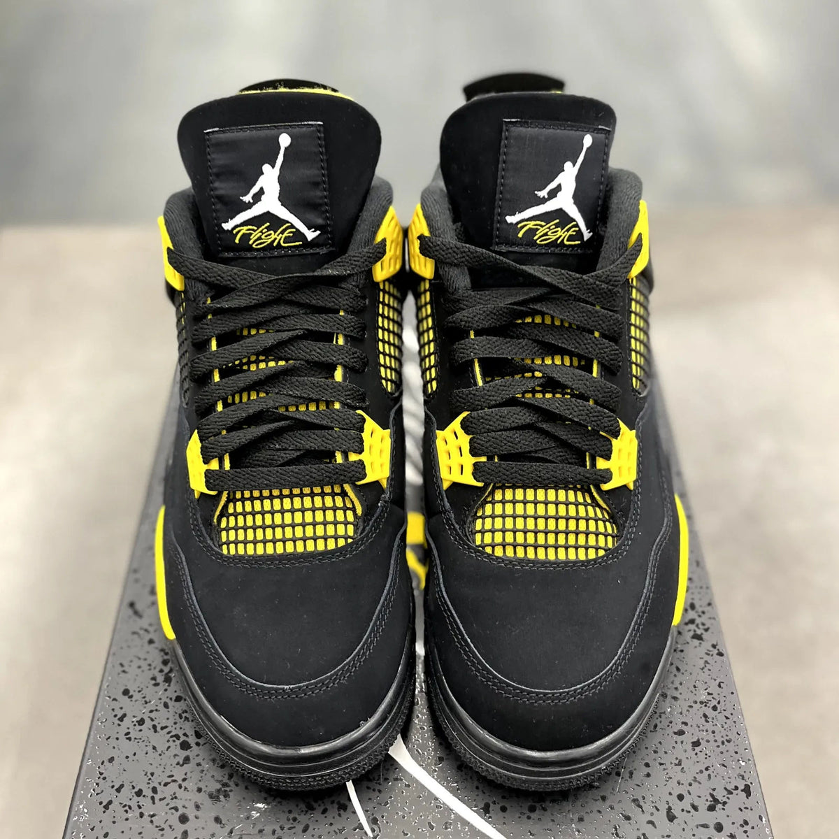 Jordan 4 Retro Thunder (2023) - Preowned