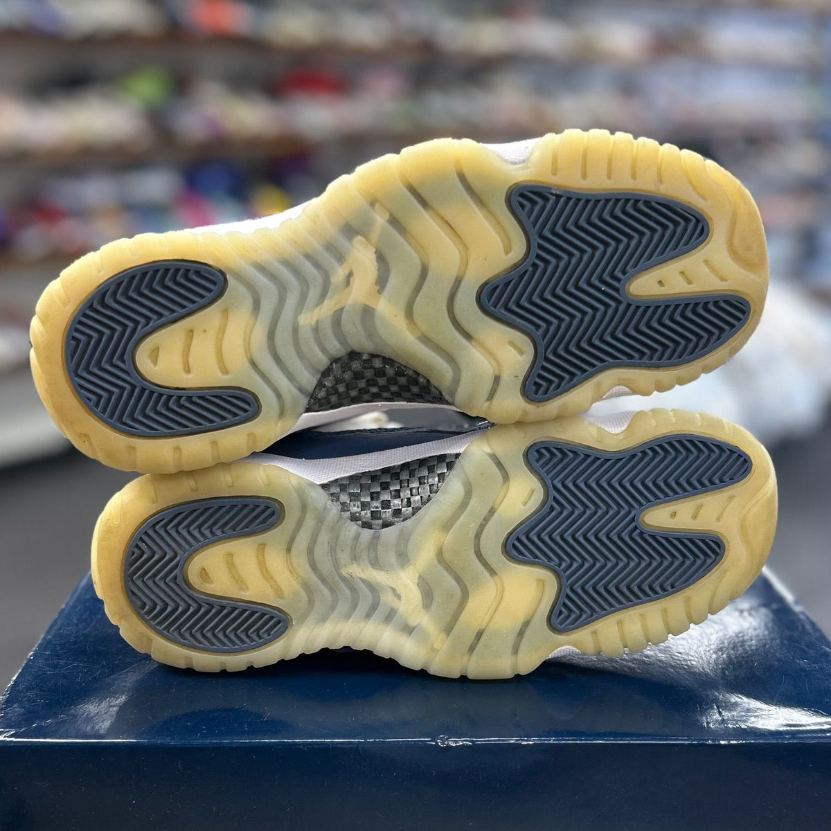 Jordan 11 Retro Low Diffused Blue (GS) - Preowned