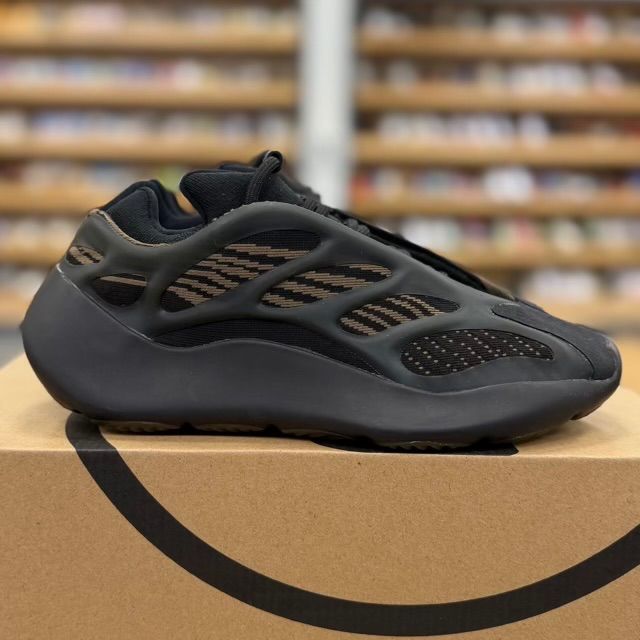 adidas Yeezy 700 V3 Clay Brown - Preowned