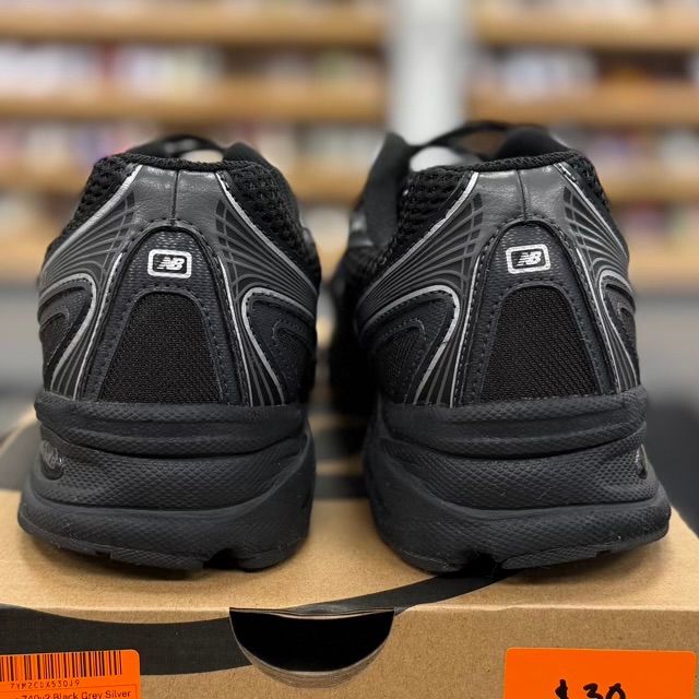 New Balance 740v2 Black Grey Silver - Preowned