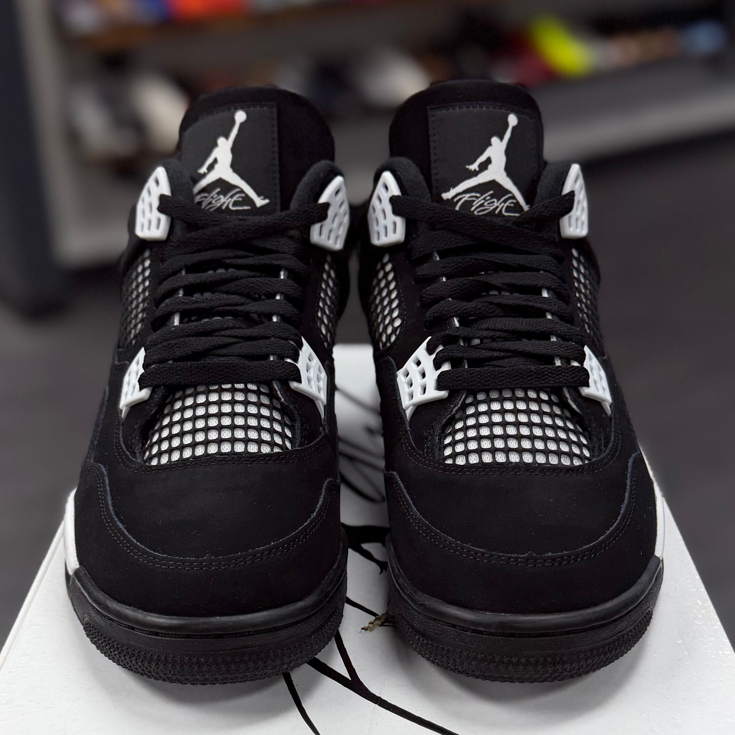 BRAND NEW STEAL - Jordan 4 Retro White Thunder