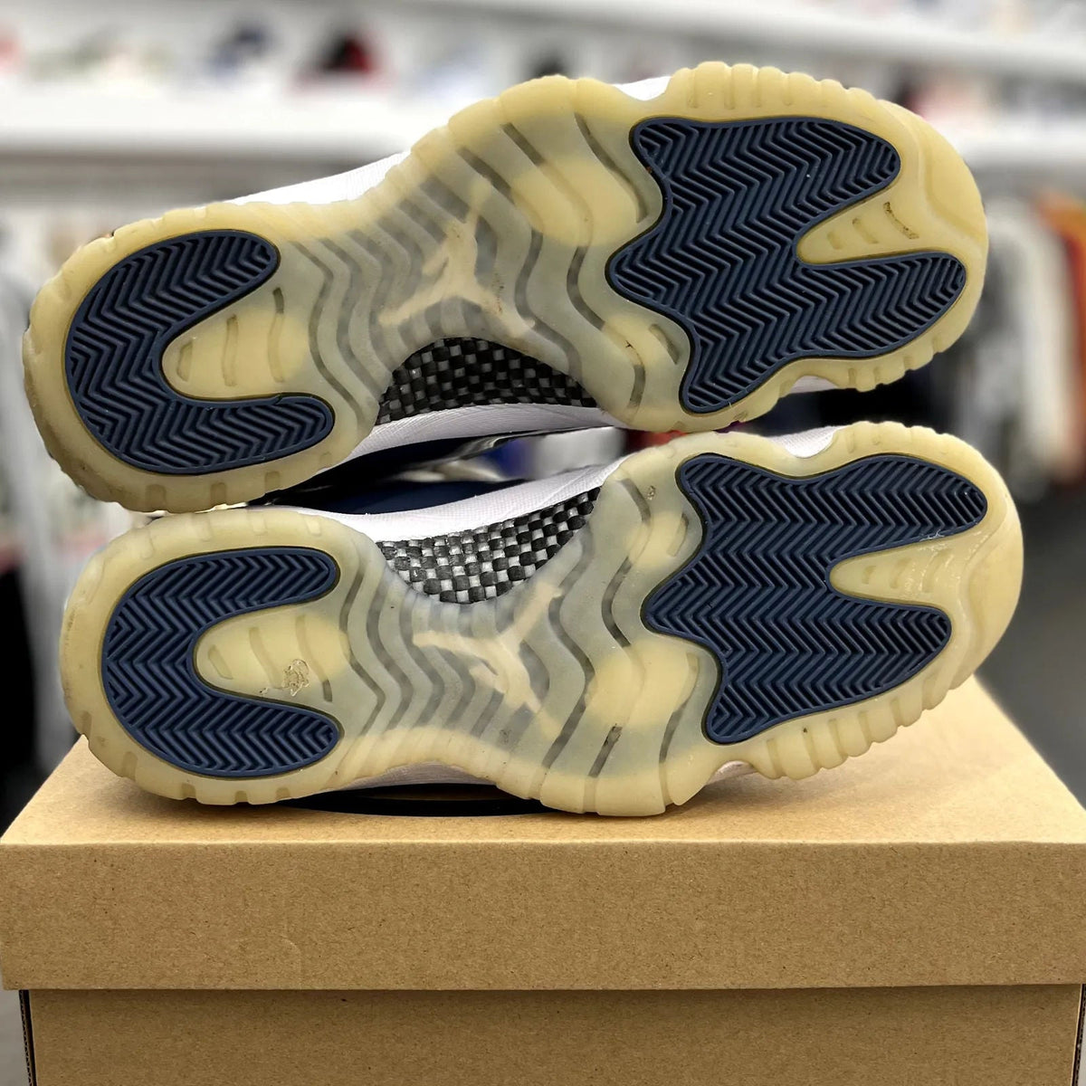 Jordan 11 Retro Low Diffused Blue - Preowned