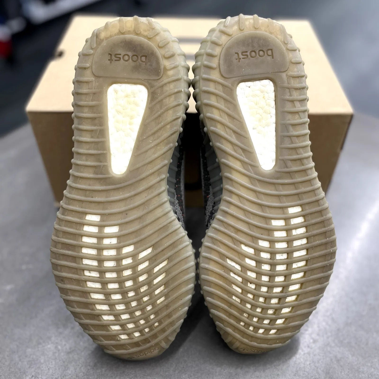 adidas Yeezy Boost 350 V2 Beluga - Preowned