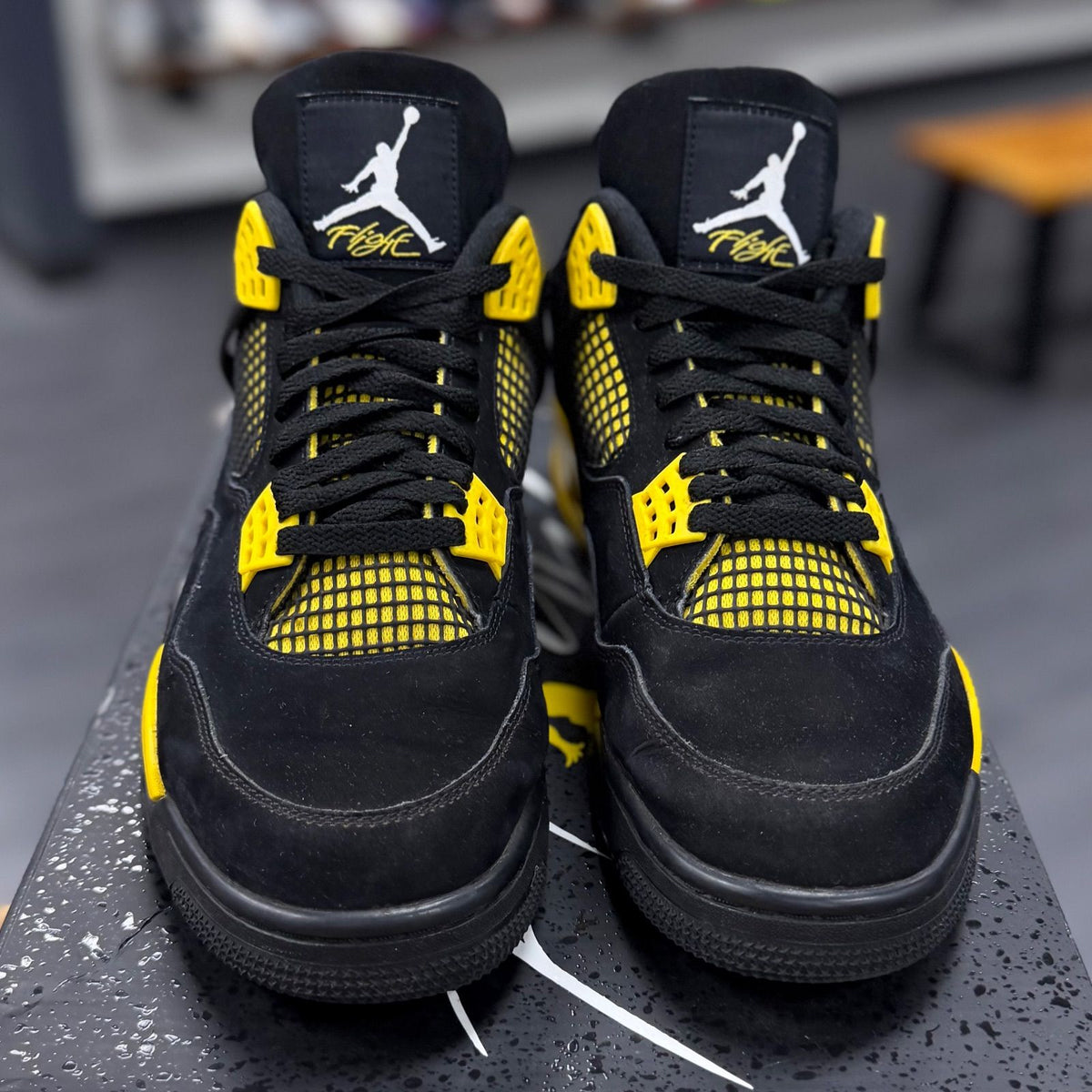 Jordan 4 Retro Thunder (2023) - Preowned