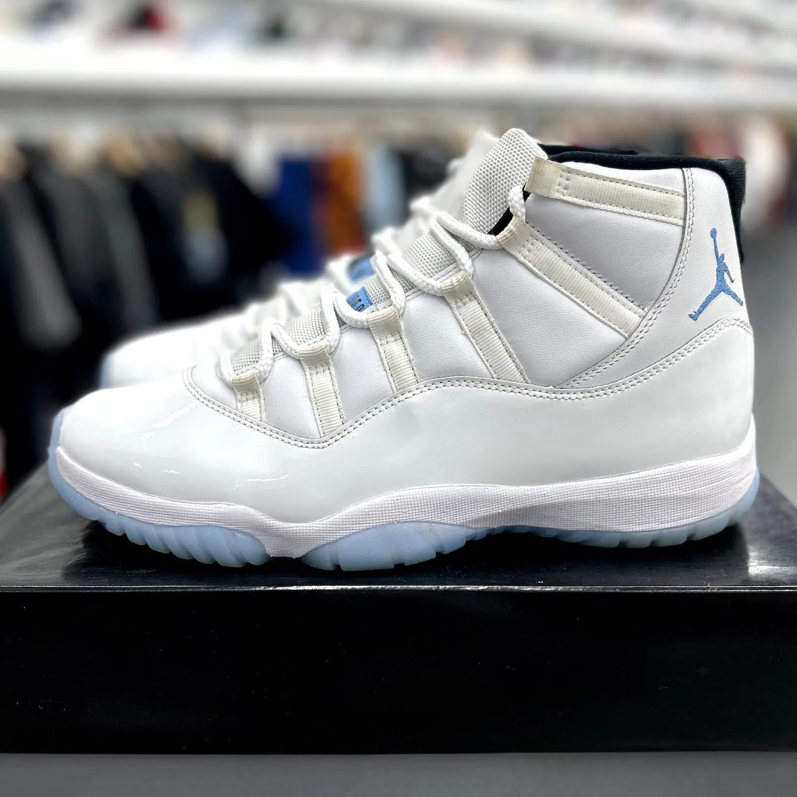 Jordan 11 Retro Legend Blue (2024) - Preowned