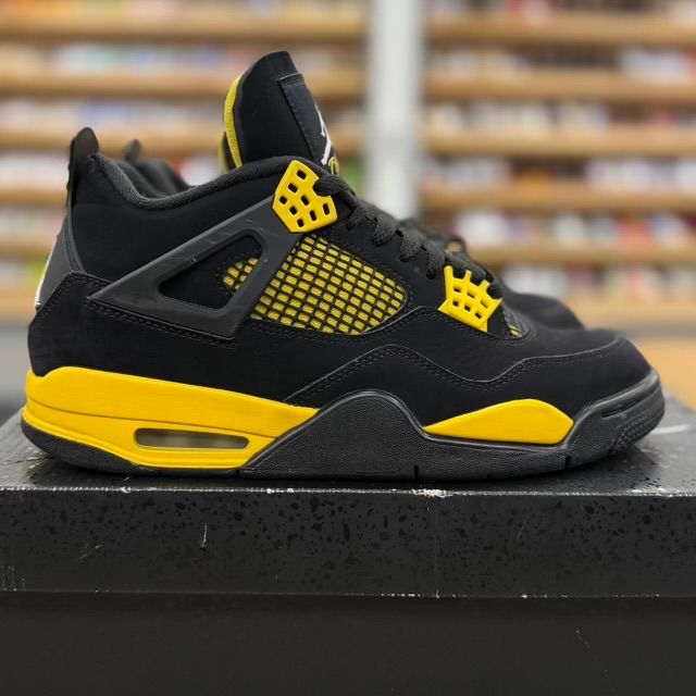 Jordan 4 Retro Thunder (2023) - Preowned
