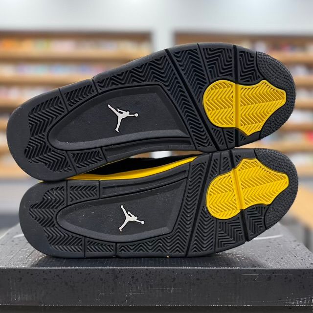 Jordan 4 Retro Thunder (2023) - Preowned