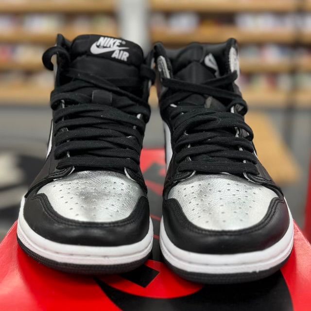 Jordan 1 Retro High Silver Toe (Women's) - Preowned