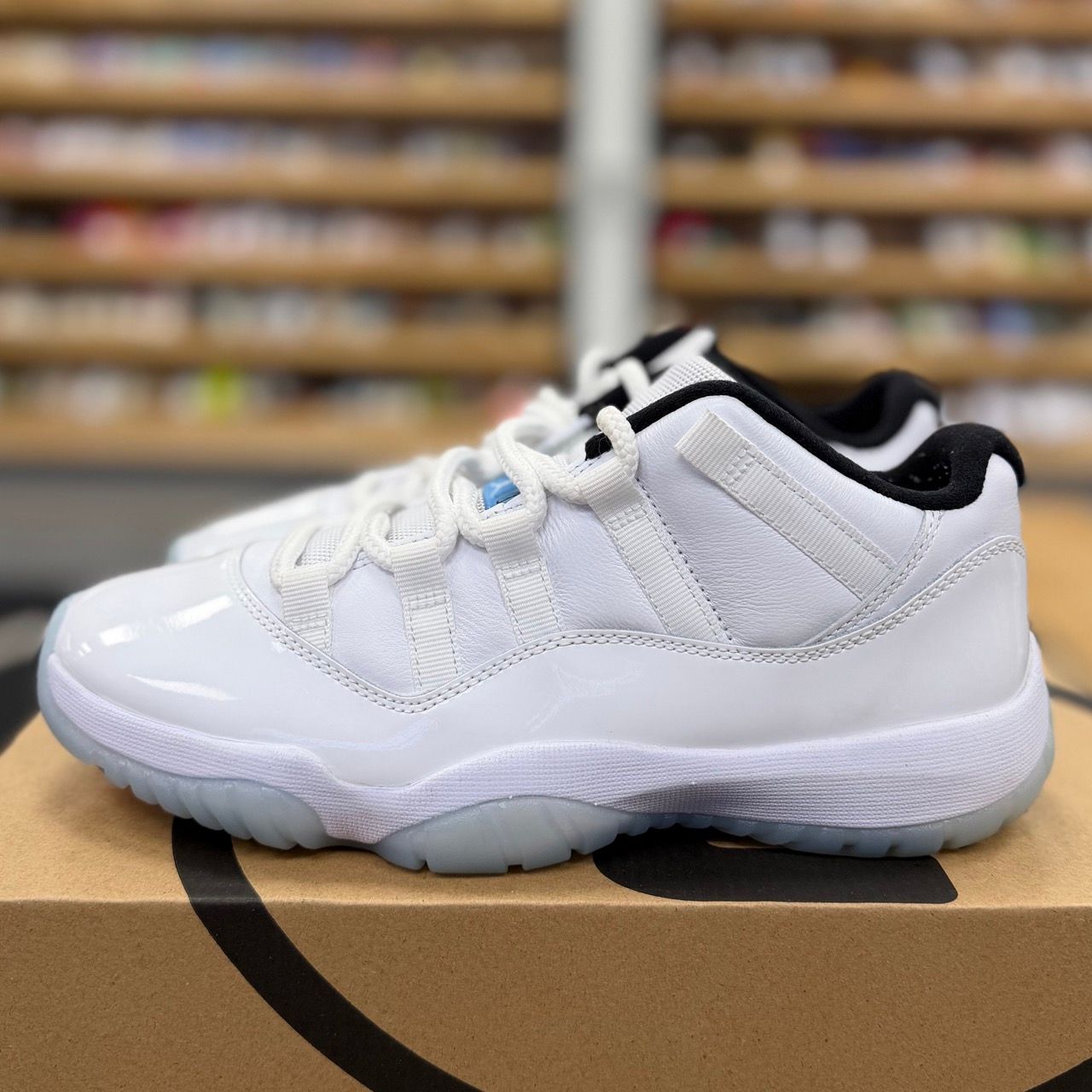 Jordan 11 Retro Low Legend Blue - Preowned