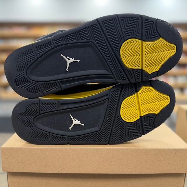 Jordan 4 Retro Thunder (2023) - Preowned