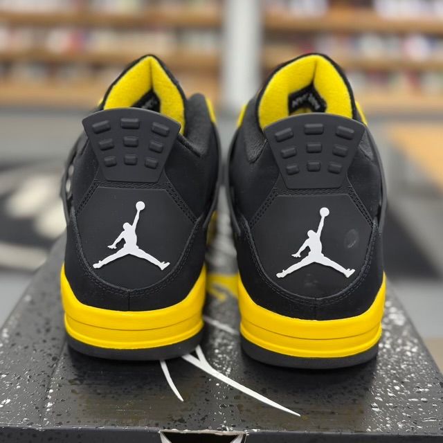Jordan 4 Retro Thunder (2023) - Preowned