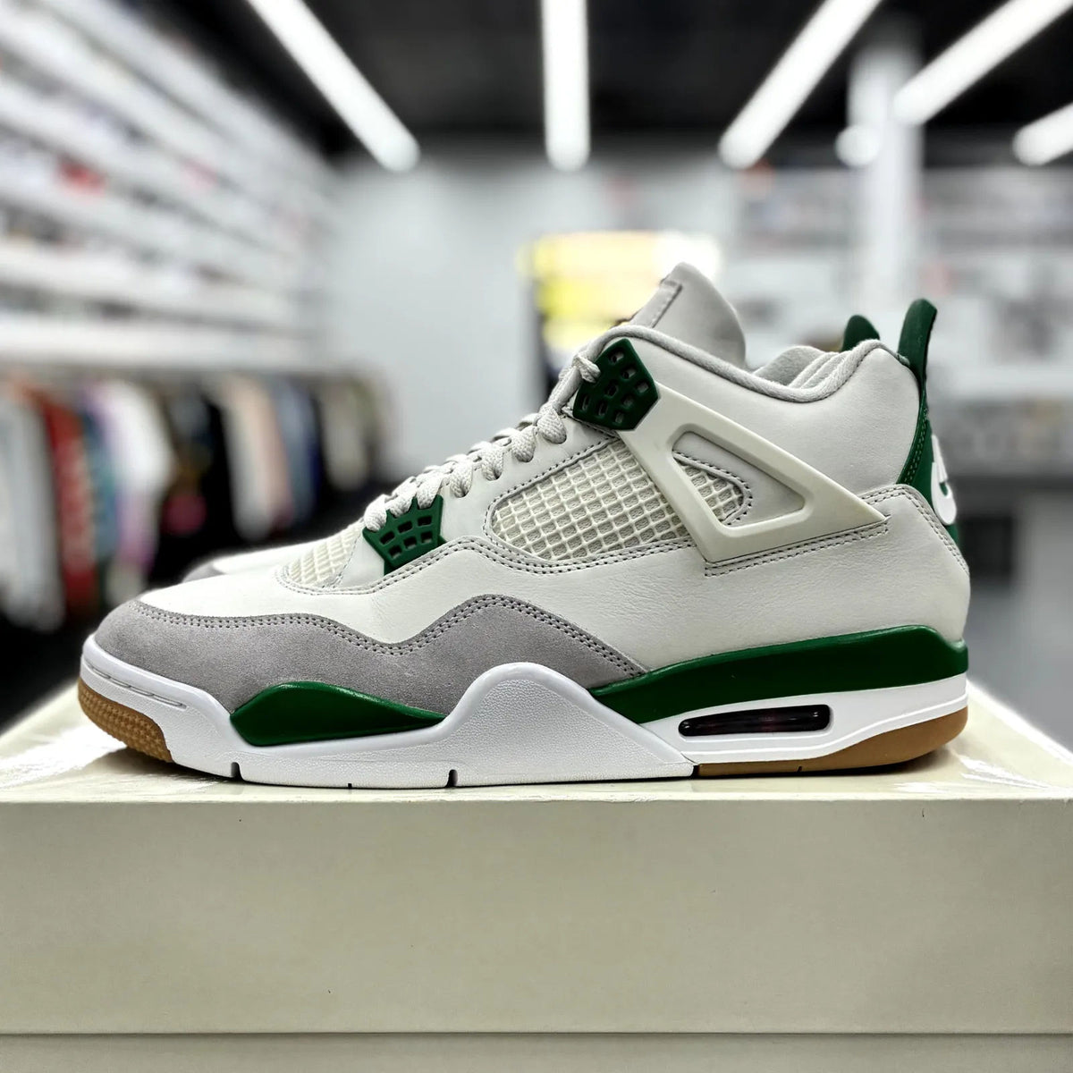 Jordan 4 Retro SB Pine Green - Preowned