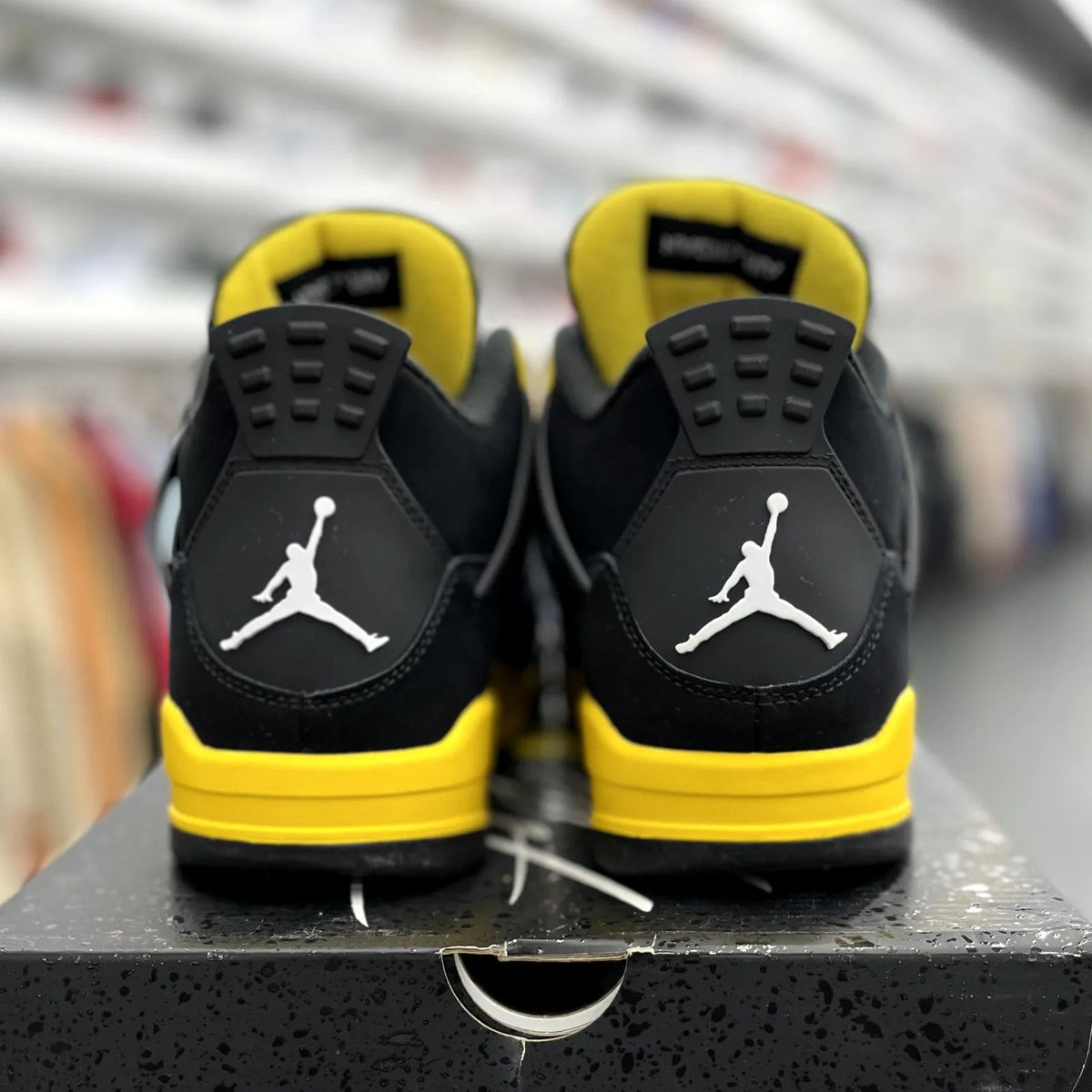 Jordan 4 Retro Thunder (2023) - Preowned