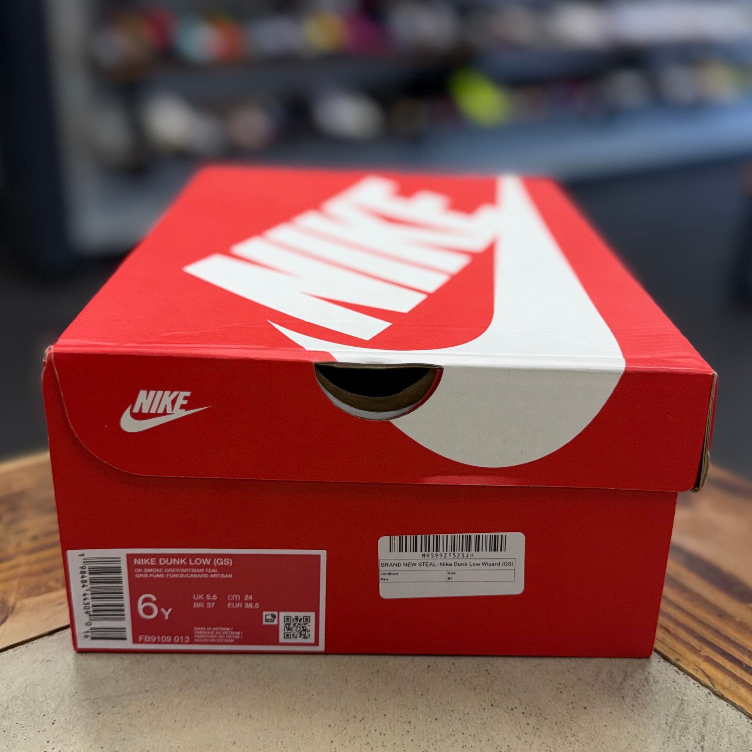 BRAND NEW STEAL - Nike Dunk Low Wizard (GS)