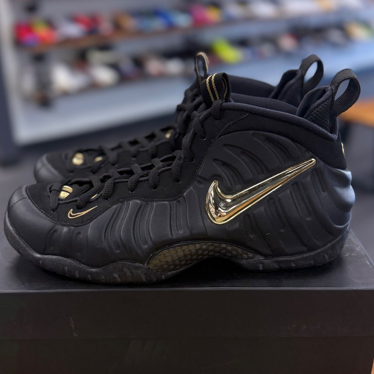 Nike Air Foamposite Pro Black Metallic Gold - Preowned