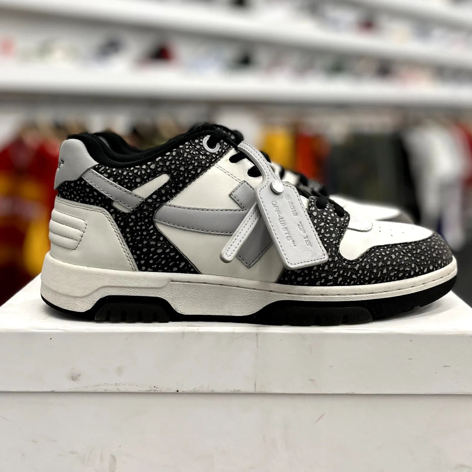 OFF-WHITE Out Of Office OOO Low Tops Black Grey with Dots - Preowned