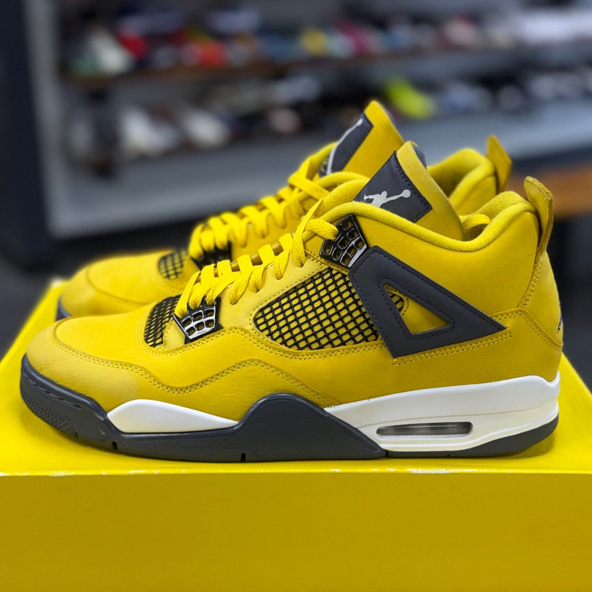 Jordan 4 Retro Lightning (2021) - Preowned