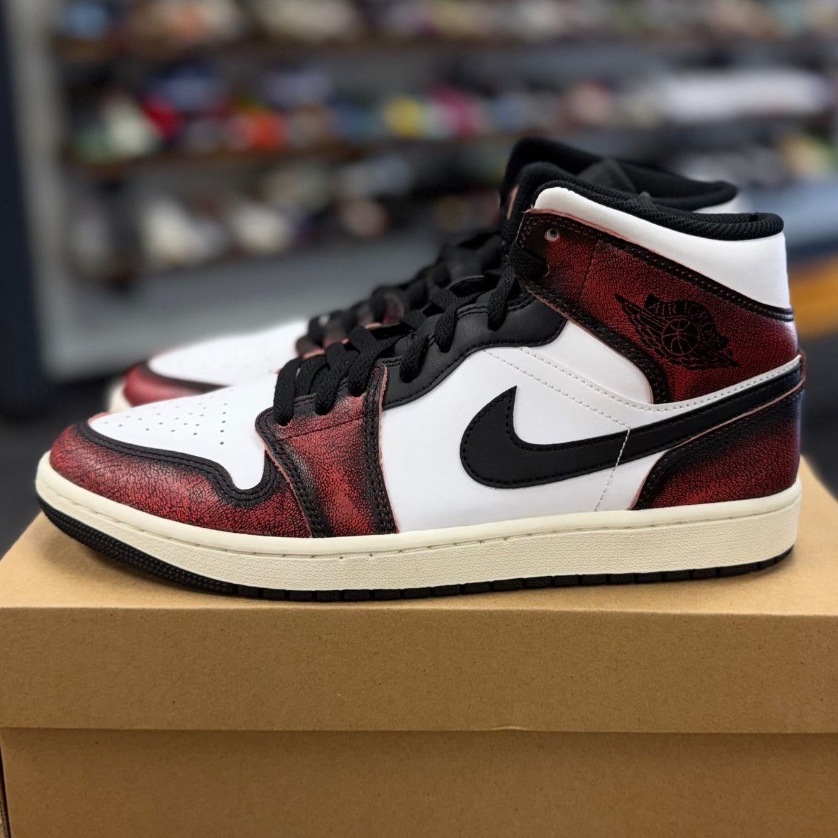 Jordan 1 Mid Wear-Away Chicago - Preowned