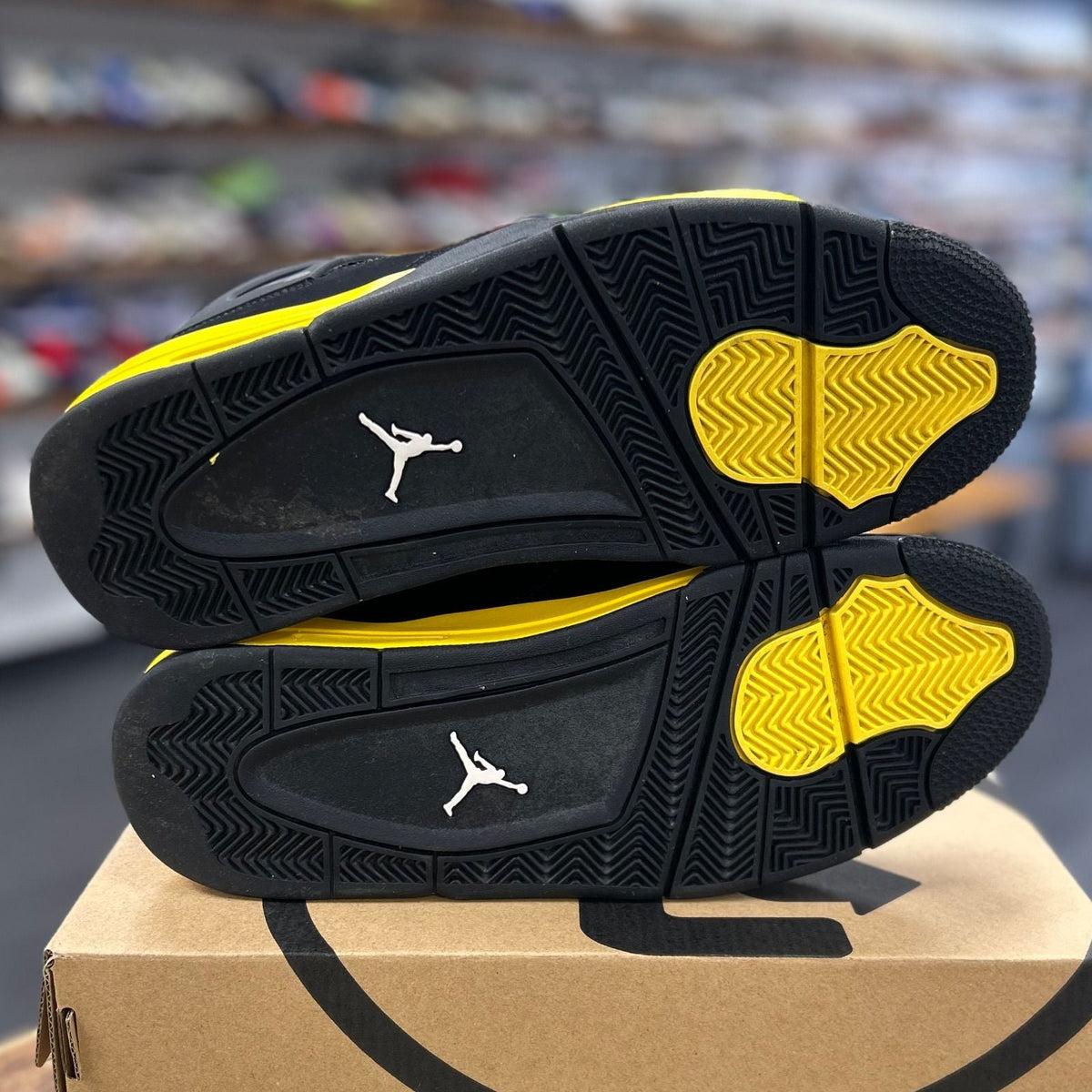 Jordan 4 Retro Thunder (2023) - Preowned
