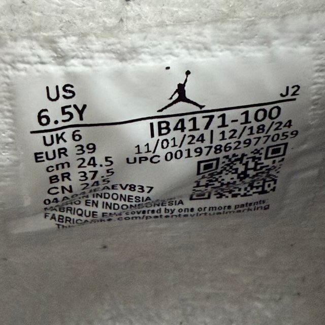 Jordan 4 Retro White Cement (2025) (GS) - Preowned