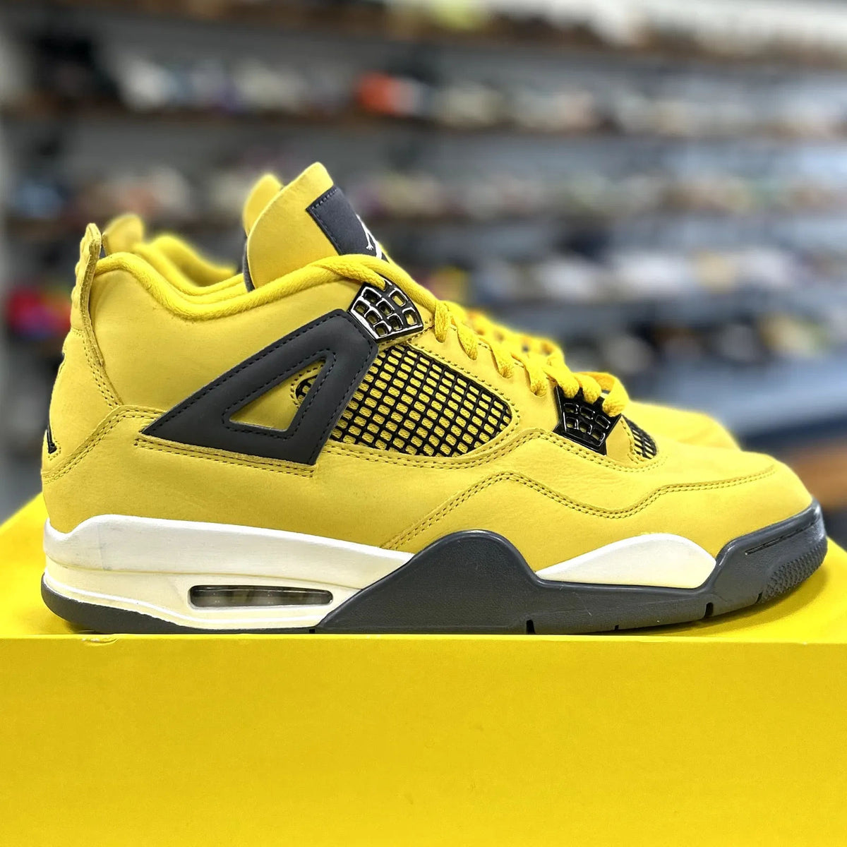 Jordan 4 Retro Lightning (2021) - Preowned