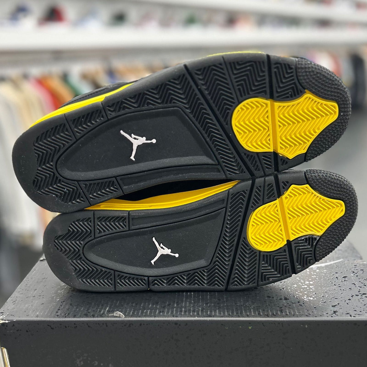 Jordan 4 Retro Thunder (2023) - Preowned