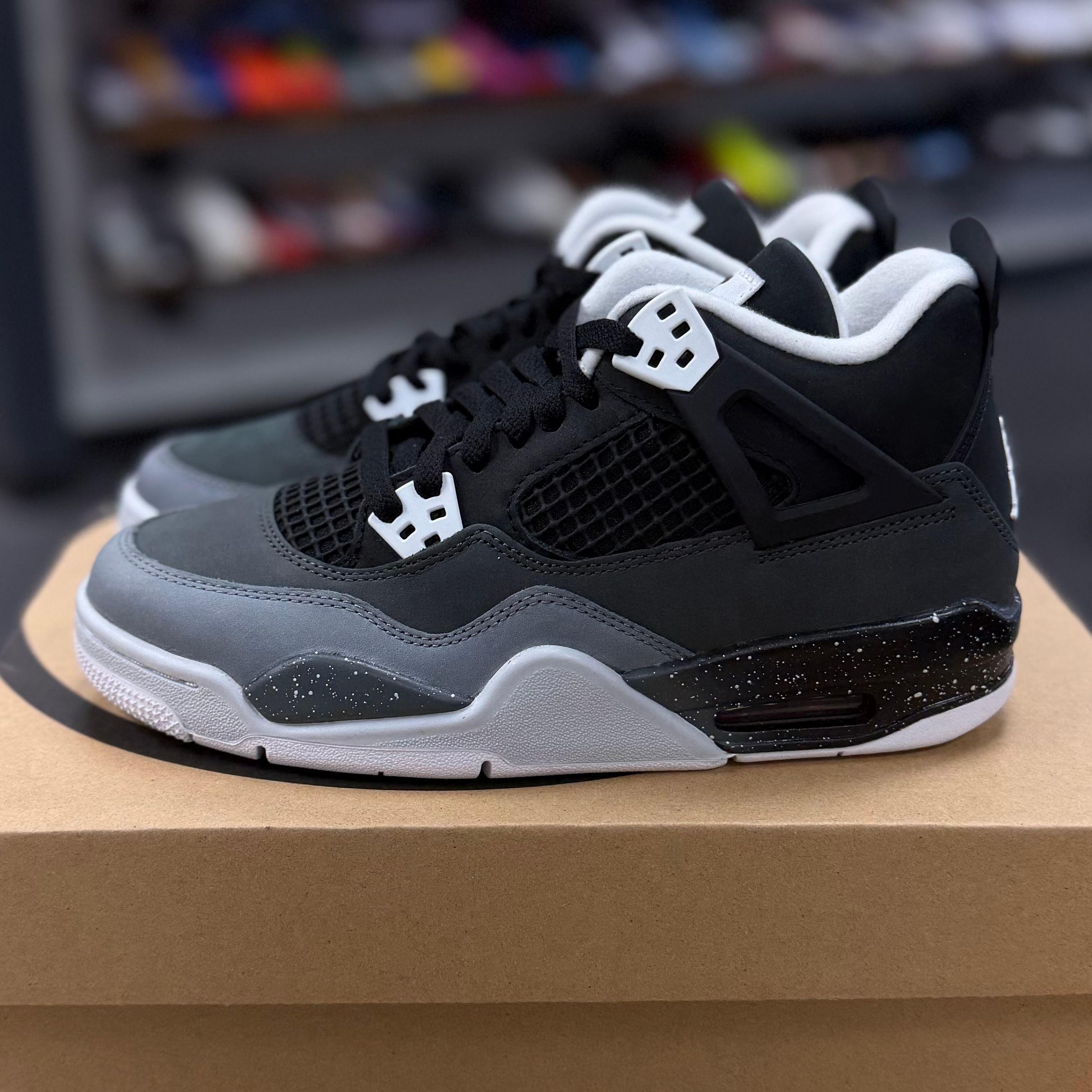 BRAND NEW STEAL - Jordan 4 Retro Fear (2024) (GS)