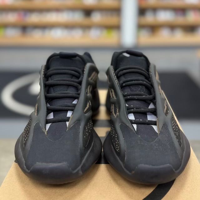 adidas Yeezy 700 V3 Clay Brown - Preowned
