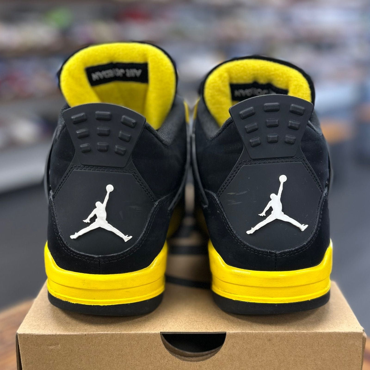 Jordan 4 Retro Thunder (2023) - Preowned
