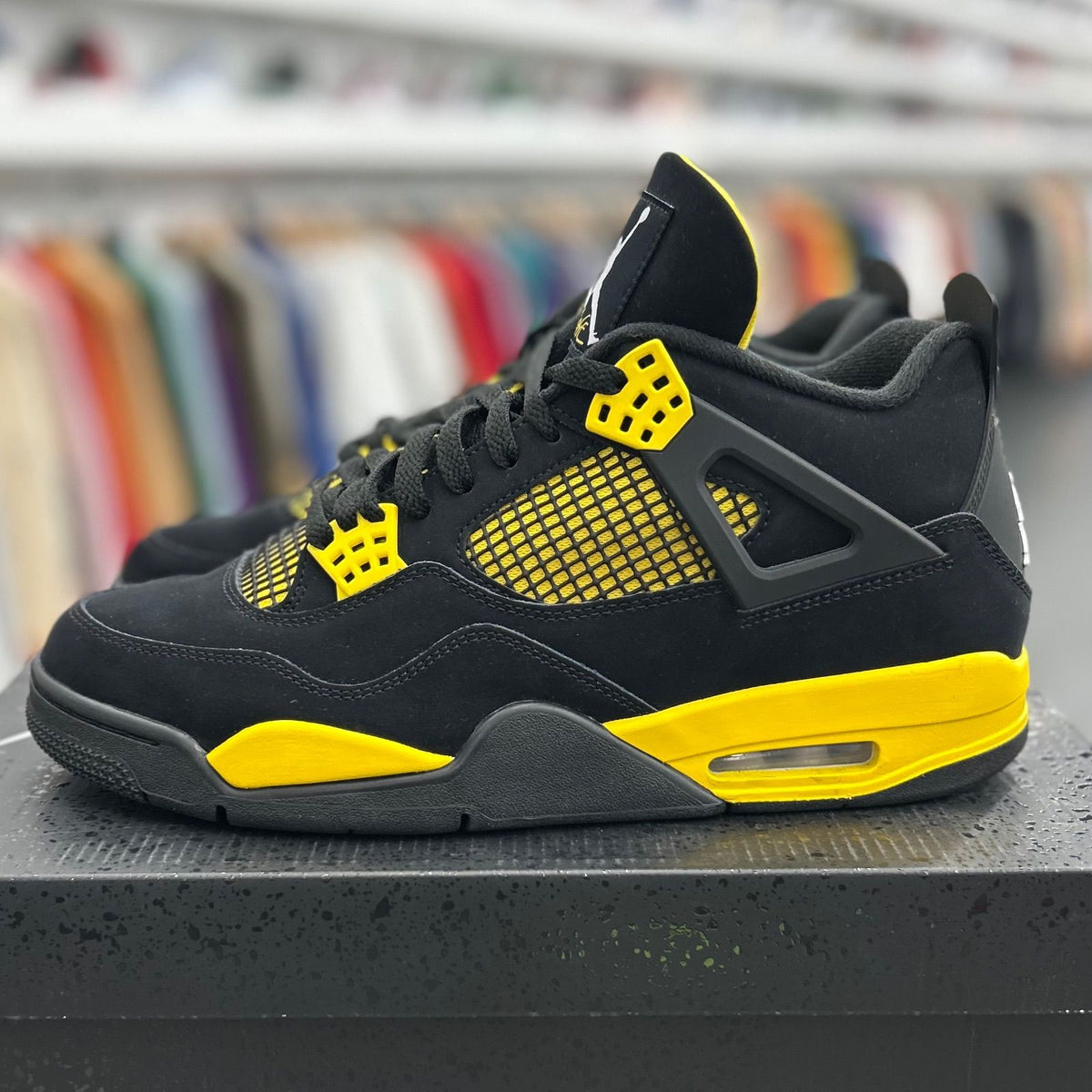 Jordan 4 Retro Thunder (2023) - Preowned