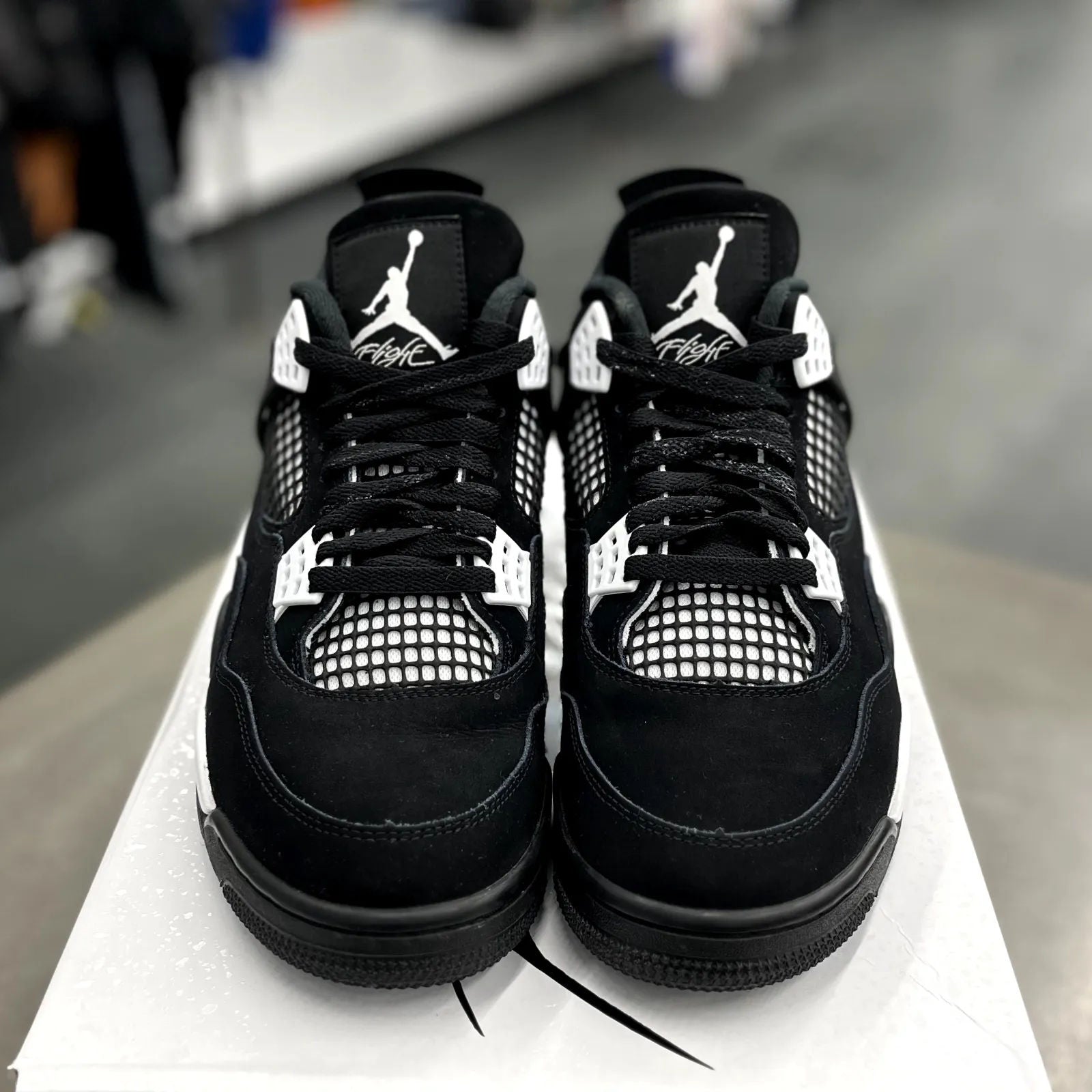 Jordan 4 Retro White Thunder - Preowned